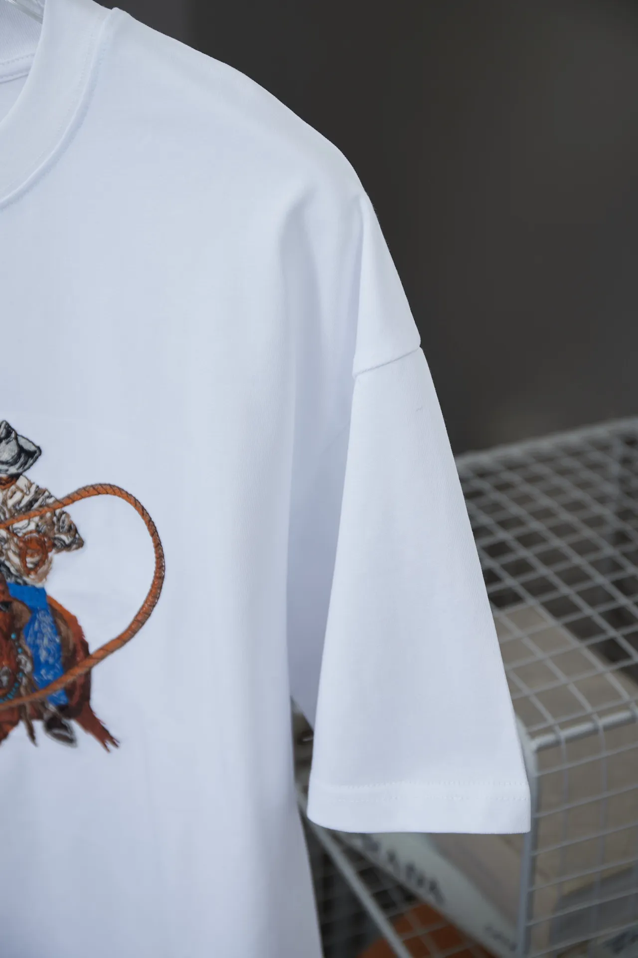 🅿️210 High quality LOUIS VUITTON/Louis Vuitton 25FW Autumn and Winter series Western denim cotton front and back embroidered short-sleeved T-shirt with twist embroidery brand logo letters on the hem, the dawn style of the 24FW fashion show. Complete with three standards, using high-weight pure cotton fabric! It feels very comfortable. The OS drop-shoulder version adopts imported Tajima machine embroidery technology. It is fashionable and personalized, and it is super versatile! The threaded neckline is not loose, the color is fixed at high temperature, and the through-shoulder strapping process is used. Unisex S M L XL